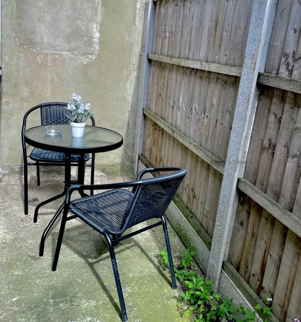 Studio Flat With Private Patio In Stratford London Apartment